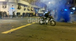 Sejumlah motor dan mobil polisi digeber kencang-kencang agar massa bubar.