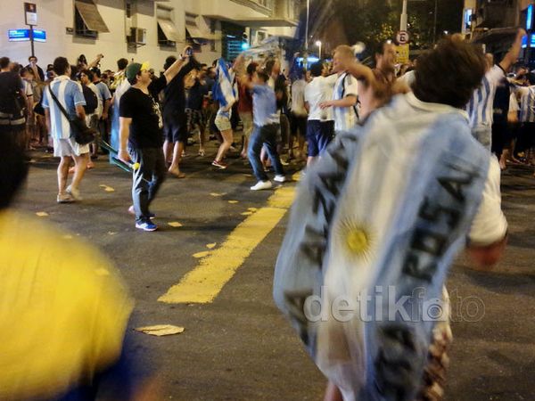 Saling Lempar Berujung Ricuh di Pantai Copacabana