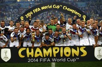 Para pemain Jerman merayakan kemenangan setelah keluar sebagai juara lewat kemenangan tipis atas Argentina di Estadio do Maracana, Rio de Janeiro, Senin (14/7/2014) dinihari WIB. Pool/Darren Staples/detikFoto.