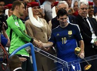 Lionel Messi mendapat ucapan selamat dari Manuel Neuer. Dylan Martinez/Reuters/detikFoto.