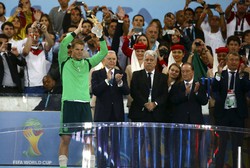 Neuer meraih penghargaan Golden Glove. Kai Pfaffenbach/Reeuters/detikFoto.