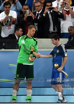 Neuer mendapat ucapan selamat dari Messi. Neuer menyabet penghargaan Golden Glove mengungguli dua kandidat lainnya, Keylor Navas (Kosta Rika) dan Sergio Romero (Argentina).