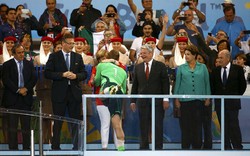 Neuer mendapat ucapan selamat dari Kanselir Jerman Angela Merkel. Kai Pfaffenbach/Reeuters/detikFoto.
