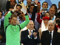 Manuel Neuer Raih Golden Glove