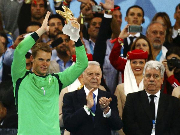 Manuel Neuer Raih Golden Glove