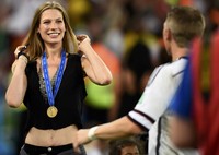 Raut kebahagiaan terlihat jelas di wajah kekasih Bastian Schweinsteiger, Sarah Brandner. Dylan Martinez/Reuters/detikFoto.