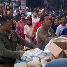 Sembako Murah di Pasar Tawangmangu Diserbu Warga