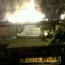 Sebuah Rumah Terbakar di Depan Polsek Asemrowo Dipicu Petasan