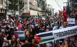 Kecam Agresi Israel ke Gaza, Warga Belanda Long March di Den Haag