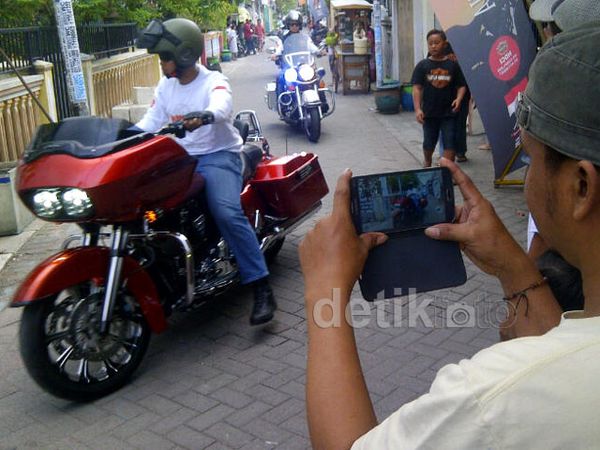 HDCI Surabaya Blusukan ke Kampung Bagikan Sembako