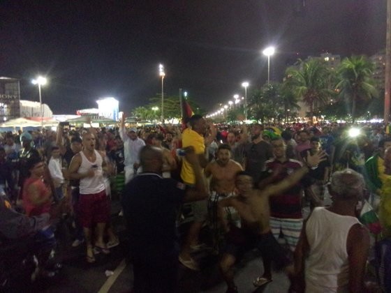 Polisi Tembak Gas Air Mata Bubarkan Fans Argentina