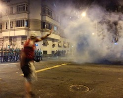 Aksi Saling Lempar Berujung Ricuh di Pantai Copacabana