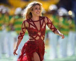 Si Seksi Shakira Meriahkan Pesta Penutupan Piala Dunia
