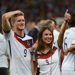 WAGs Jerman Serbu Lapangan, Rihanna Buka Baju