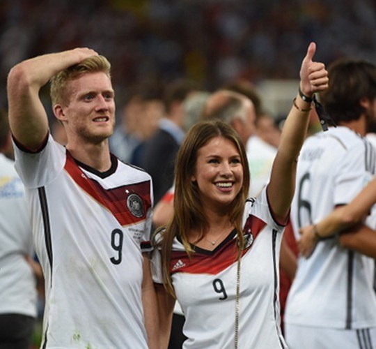 WAGs Jerman Serbu Lapangan, Rihanna Buka Baju