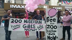 Di Depan Casino Empire, 3 Orang Ini Demo Antikekejaman Boko Haram