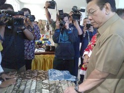 Ketika Menko Kesra Pilih Belanja Batik Biru di Pacitan