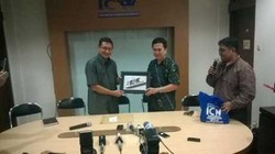 Kunjungi ICW, Menag Lukman Hakim Dapat Kenang-kenangan Foto KPK