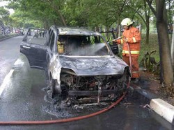 Mobil Terbakar di Jl Kolonel Sugiono Akibat Korsleting Listrik