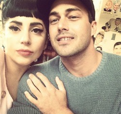 Pose Bareng Kekasih, Lady Gaga Cantik Seperti Boneka