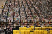 Mengintip Gudang Raksasa Amazon