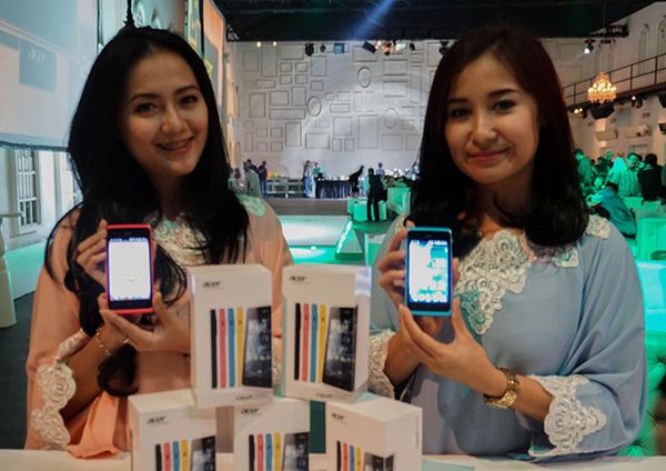 Acer Liquid E700: 1 Perangkat, 3 SIM Card