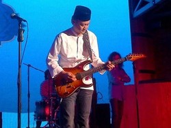 Bak Jimmy Page, Bos Mazda Beraksi di Atas Panggung