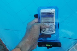 Amphibi Waterproof, Untuk yang Suka Bawa Ponsel ke Air