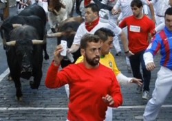 Edan, Traveler Ini Foto Selfie Sebelum Dikejar Banteng