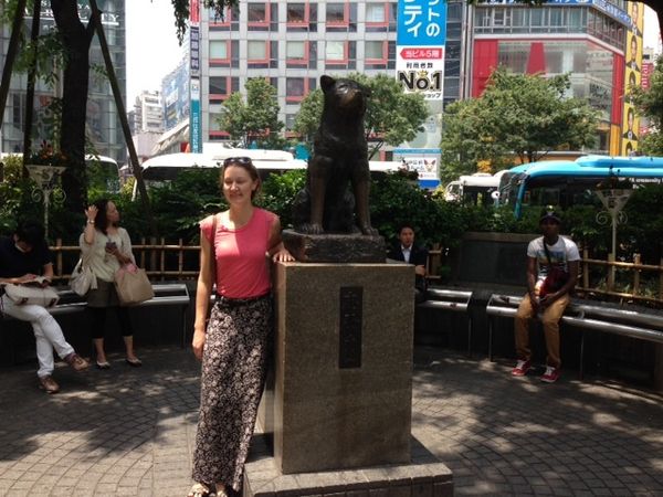 Bahkan, Bule Cantik Pun Ingin Berfoto dengan Anjing Hachiko