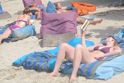 Gili Air, Tempat Bule Cantik Berjemur Sambil Baca Buku