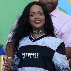 Aksi Rihanna Nonton World Cup, Dari Pamer Bra Hingga Dicium Podolski