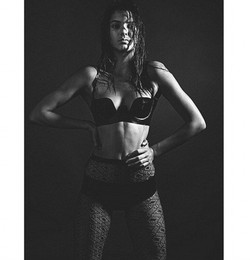 Kendall Jenner Kembali Tampil Seksi Untuk Pemotretan Majalah Fashion