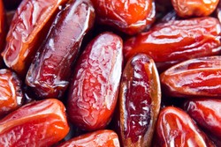 Memakai Kurma Segar untuk Kue