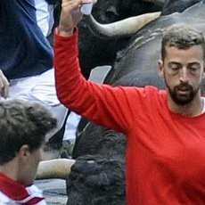 Nekat! Pria Ini Selfie Saat Dikejar Banteng Ngamuk