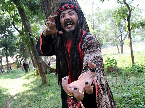 Hiii... Limbad Pamer Gigi Taring