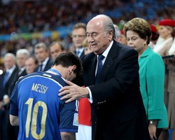 Messi Raih Golden Ball, Blatter Terkejut