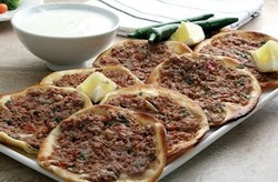 Sfiha, Pizza ala Timur Tengah Hidangan Favorit Buka Puasa di Suriah