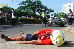 Bruk! Simulasi Mudik, Pemotor Pura-pura Jatuh di Jl Rasuna Said