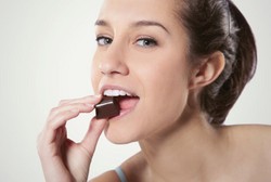 Berbuka di Jalan, Bolehkah Membatalkan Puasa dengan Makan Permen?