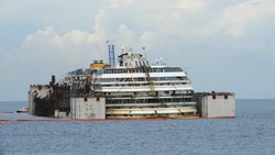 Reruntuhan Costa Concordia Ditarik dari Dasar Laut