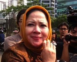 Usai Diperiksa KPK, Istri SDA Enggan Jelaskan Soal Kasus Haji