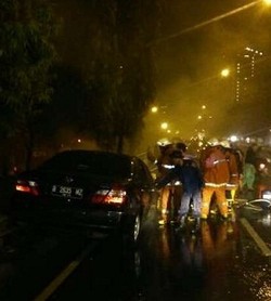 Mobil Camry Terbakar di Flyover Permata Hijau Jakbar