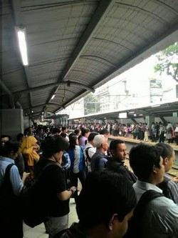 Gangguan Wesel KRL di Tanah Abang, Penumpang Menumpuk di Stasiun Sudirman
