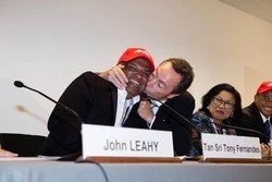 Borong 50 Pesawat, Bos AirAsia Tony Fernandes Dicium Bos Airbus