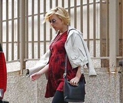 Scarlett Johansson Akhirnya Perlihatkan Perut Hamil