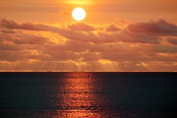 Berlayar di bawah sunset