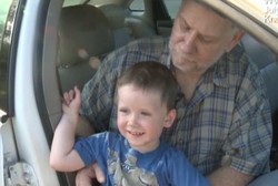 Hebat! Bocah Ini Selamatkan Pria yang Terjebak di Mobil Bersuhu 48 Celcius