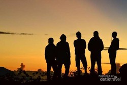 Melihat Keindahan Kota Garut Dari Puncak Cikuray