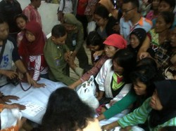 Pada Kalap! Tuti Nyaris Terinjak Saat Berebut Sembako di Pasar Murah